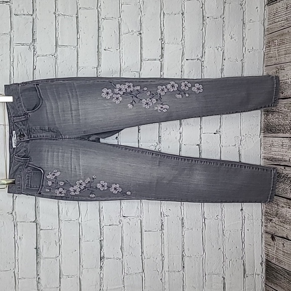 Artisan NY Embroidered Flower High-Rise Skinny Crop Ankle Jeans in Gray & Pink - Picture 6 of 17
